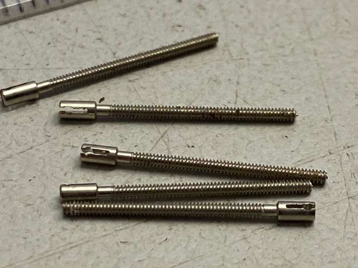 Female end of 0.9mm split stem