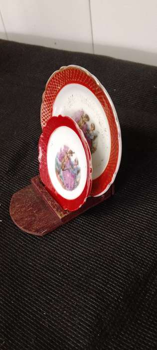 2x unmarked VINTAGE PLATES on wooden stand big one 9cm