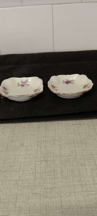 A PAIR OF PORCELAIN ALKA BAVARIAN TRINKET PLATES 7.5 x 7.5cm No. 703