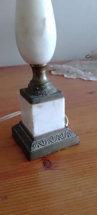 A GORGEOUS VINTAGE ALABASTER TABLE LAMP 27cm. Base 6x6cm