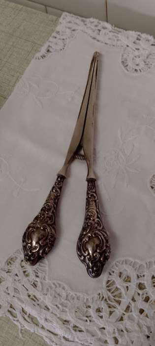 AN ANTIQUE SILVER HANDLED HAIR CURLING IRON / TONGS 19cm long
