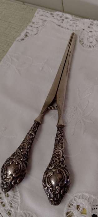 AN ANTIQUE SILVER HANDLED HAIR CURLING IRON / TONGS 19cm long