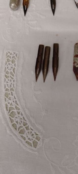 An ASSORTED ANTIQUE INK DIP PEN NIBS