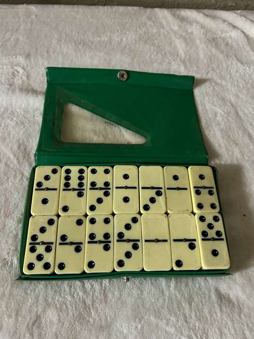 Dominoes set