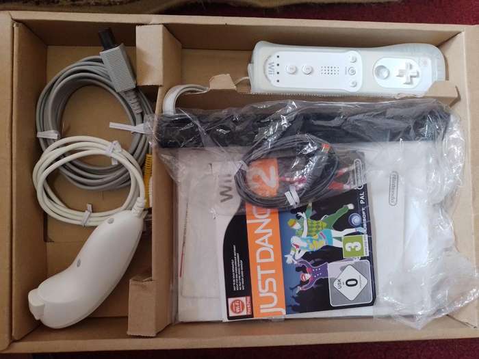 Nintendo Wii - Console Just Dance 2 Edition Motion Plus Remote (Boxed)