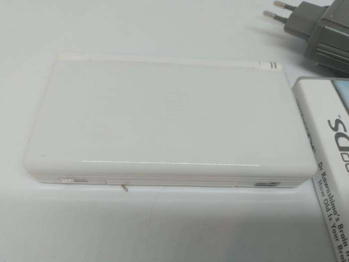 Nintendo DS Lite White, c/w Generic Stylus, Charger + Dr Kawashimas Brain Training