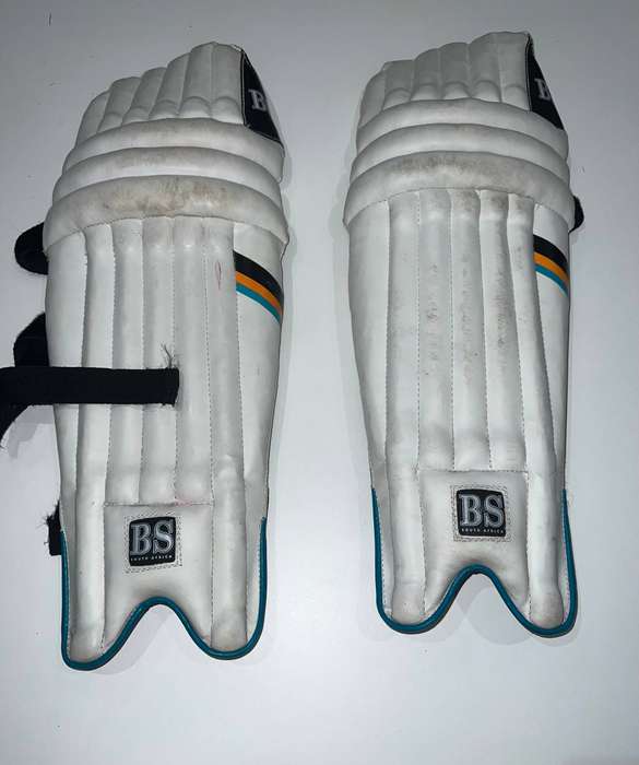B&S volcano cricket batting pads - Small - boy