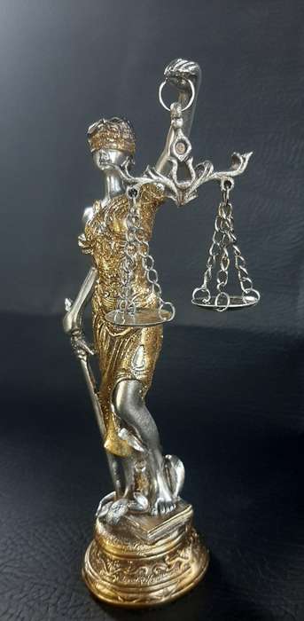 STUNNING LADY JUSTICE STATUE - A SYMBOL OF BALANCE & FAIRNESS