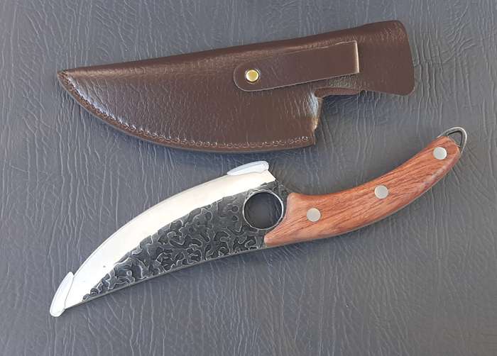 HUNTING & SKINNING KNIFE  DAMASCUS-STYLE BLADE WITH FINGER HOLE & FAUX LEATHER SHEATH