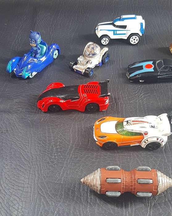 HOT WHEELS COLLECTORS LOT  18 VEHICLES OF SPEED, STYLE & FANTASY