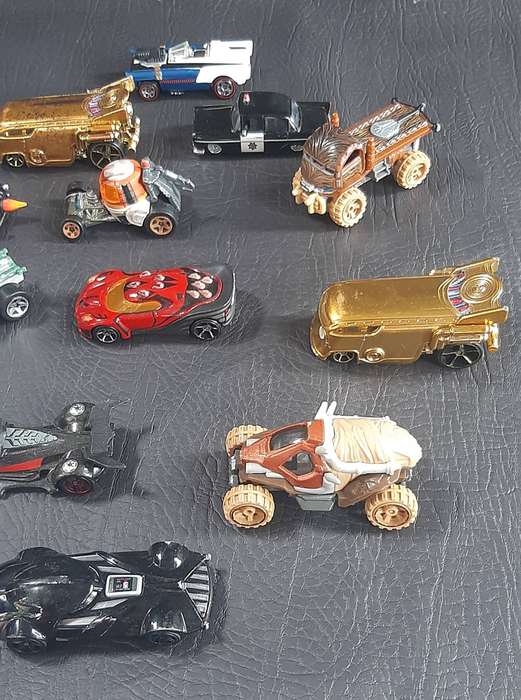 HOT WHEELS COLLECTORS LOT  18 VEHICLES OF SPEED, STYLE & FANTASY