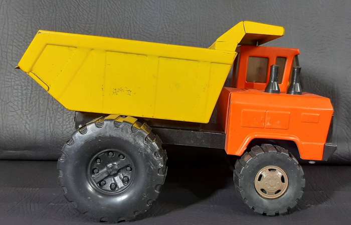 VINTAGE 1980s DIE-CAST DUMP TRUCK  ORANGE CAB & YELLOW BED  26CM LONG