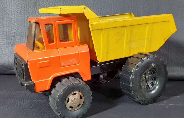VINTAGE 1980s DIE-CAST DUMP TRUCK  ORANGE CAB & YELLOW BED  26CM LONG