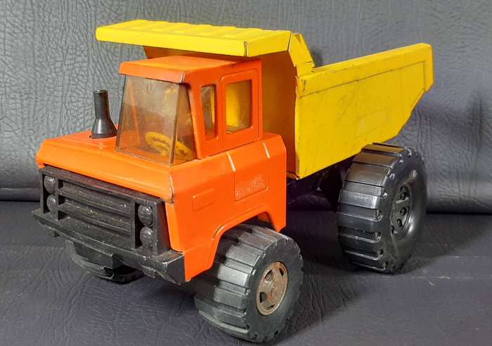 VINTAGE 1980s DIE-CAST DUMP TRUCK  ORANGE CAB & YELLOW BED  26CM LONG