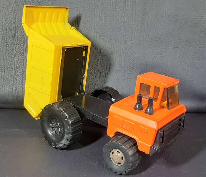 VINTAGE 1980s DIE-CAST DUMP TRUCK  ORANGE CAB & YELLOW BED  26CM LONG