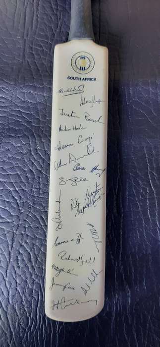 TRIO OF MINIATURE SOUTH AFRICAN CRICKET BATS  MID-1990s PROTEA TEAM