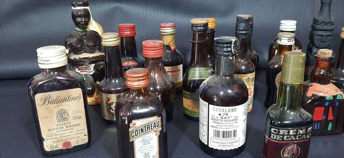 VINTAGE BROWN GLASS MINIATURE LIQUOR BOTTLES  BAR DISPLAY LOT OF 25