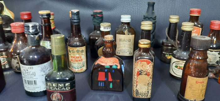 VINTAGE BROWN GLASS MINIATURE LIQUOR BOTTLES  BAR DISPLAY LOT OF 25