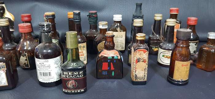 VINTAGE BROWN GLASS MINIATURE LIQUOR BOTTLES  BAR DISPLAY LOT OF 25