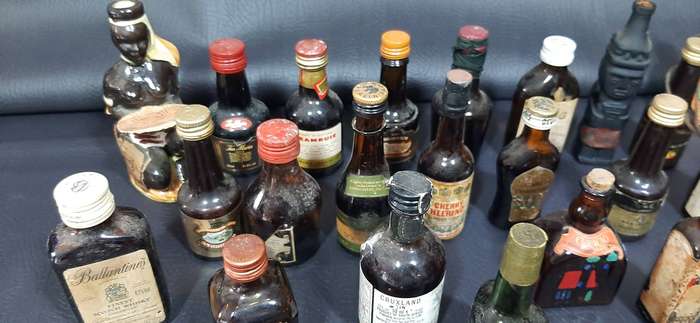 VINTAGE BROWN GLASS MINIATURE LIQUOR BOTTLES  BAR DISPLAY LOT OF 25