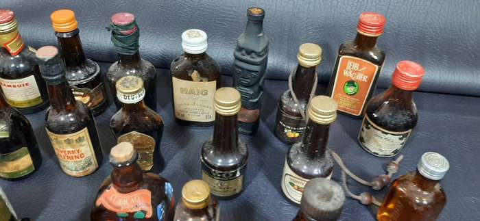 VINTAGE BROWN GLASS MINIATURE LIQUOR BOTTLES  BAR DISPLAY LOT OF 25