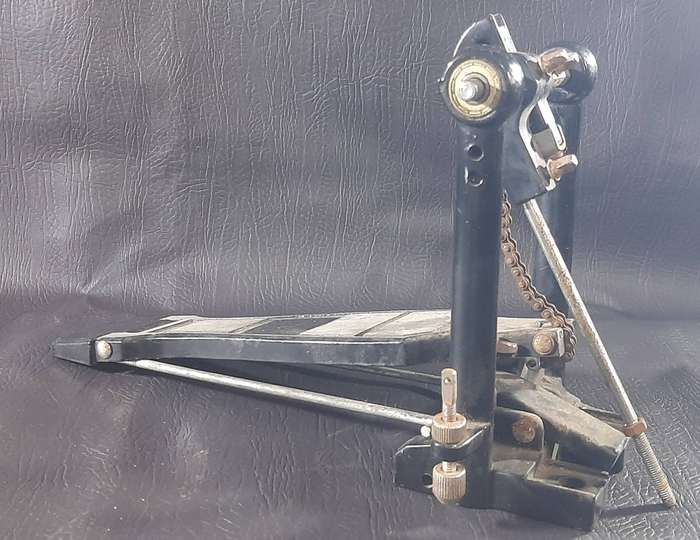 VINTAGE BASS DRUM PEDAL  CHAIN DRIVE CLASSIC WITH RAW POTENTIAL