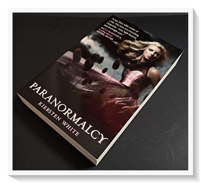 Kiersten White Paranormalcy - Softcover - Condition Like New Excellent