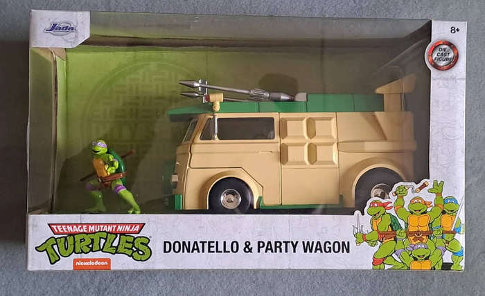 Jada 1:24 die-cast Donatello and Party Wagon.