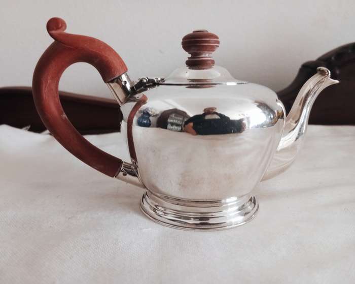A delightful sterling silver teapot 1 cup
