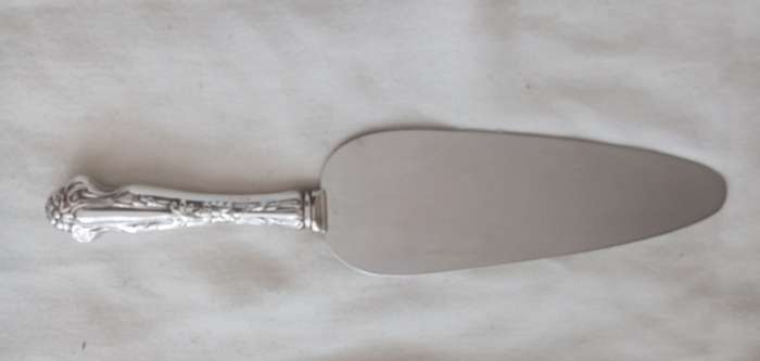 A beautiful sterling handle cake lift