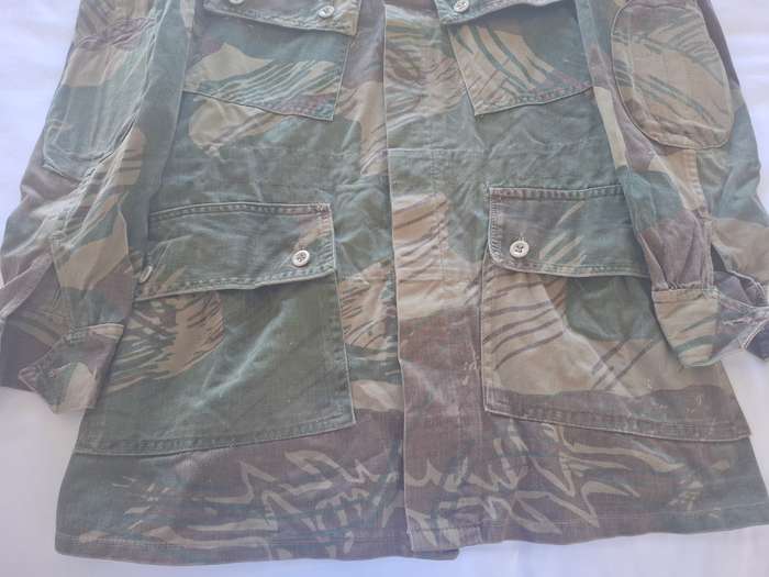 RHODESIAN ARMY CAMMO JACKET- SIZE M - MEASUREMENTS / DETAILS BELOW - INSCRIBED   (8857)