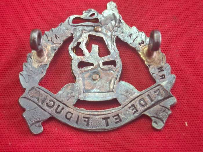 RHODESIA & NYASALAND PAY CORPS. -   SILVER & GILT OFFICERS CAP BADGE               (104)