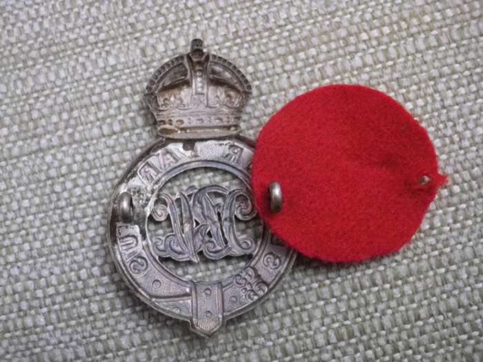BRITISH ARMY / SOUTH AFRICA - QUEENSTOWN RIFLE VOLUNTEERS WM HEADDRESS BADGE 1902-1913 (8640)