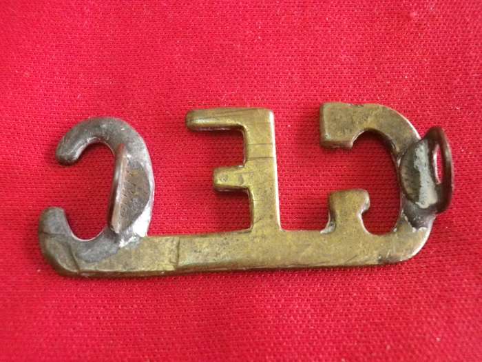 BRITISH ARMY - BOER WAR - GORRINGES FLYING COLUMN CUT OUT BRASS SLOUCH HAT BADGE - VERY RARE (8630)