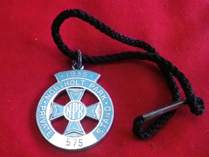 TURF CLUB BADGE - 1935 NORTHOLT PARK RACE COURSE  UK  - PRIVATE STAND - NUMBER 575              (10)