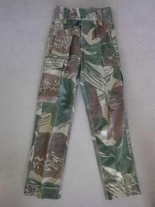 RHODESIAN ARMY CAMMO TROUSERS - MISSING 4 BUTTONS, HAS STAINING - SEE PICS, SIZES BELOW (S)   (205)