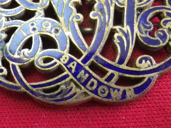 1890 SANDOWN PARK RACECOURSE LADIES BADGE.  No. 2533 (dating it to 1888/89) MADE HENRY LEWIS LONDON