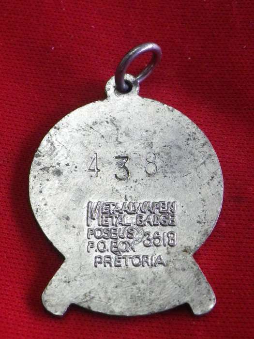 TURF CLUB BADGES - 1975 - OWNERS & TRAINERS ASSOCIATION - TRANSVAAL (SA)   No.438   (19)