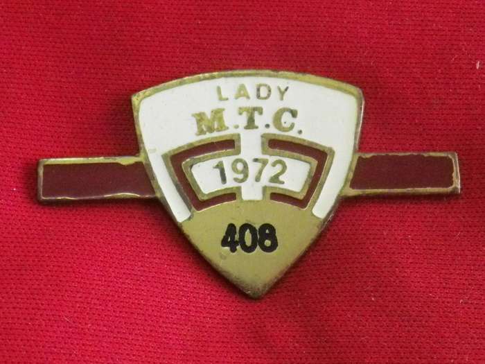 TURF CLUB BADGE  - MTC (MAURITIUS ?) 1972 - LADY No. 408  - pin missing     (27)