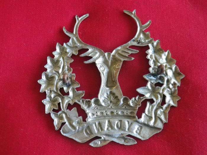 BRITISH ARMY - GORDON HIGHLANDERS WHITE METAL HEADDRESS BADGE      (9000)
