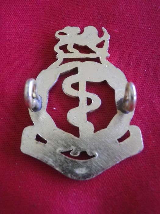 RHODESIAN MEDICAL CORPS  -  GOLD ANODISED CAP BADGE  -                 (102)