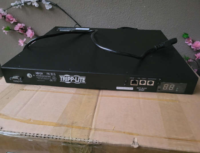 UNUSED. Tripp-Lite Metered ATS PDU  1U Rack-Mount Single-Phase PDU (PDUMH20HVAT)