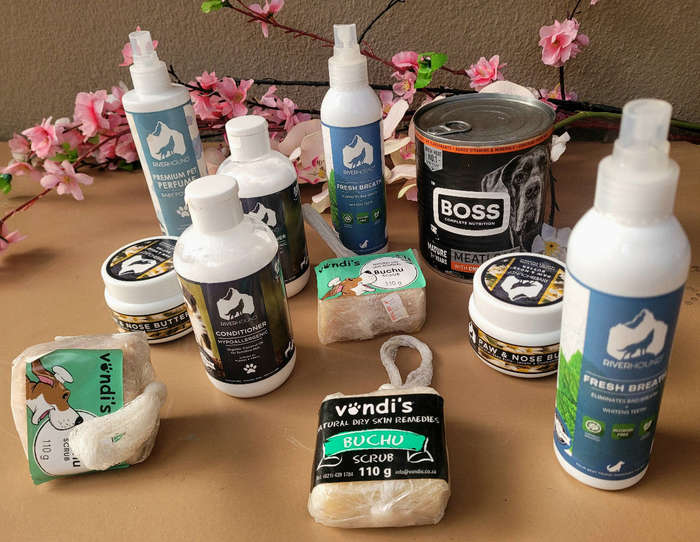 A Good Variety Of PET CARE Lot.  (Bid Per Lot)  BB: 2025/2024. See All Pics