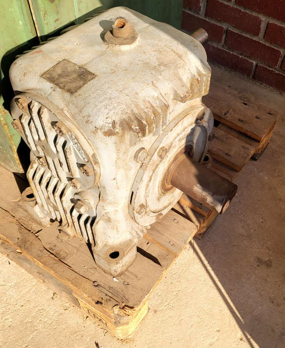 COLLECTION ONLY...Heavy Duty REDUCTION GEAR BOX. Ratio: 40: 10