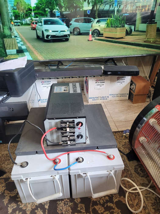 COLLECTION...INVISIMO 2000w UPS Inverter Charger Back Up System With 2x 200Ah Growartt Gel Batteries