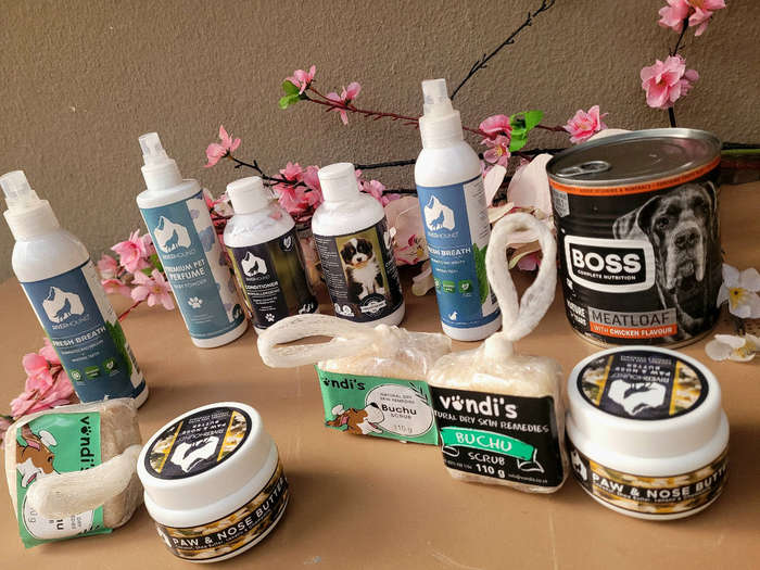 A Good Variety Of PET CARE Lot.  (Bid Per Lot)  BB: 2025/2024. See All Pics