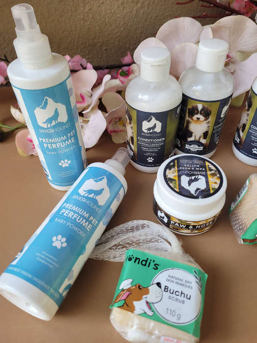 A Good Variety Of PET CARE Lot.  (Bid Per Lot)  BB: 2025/2024. See All Pics