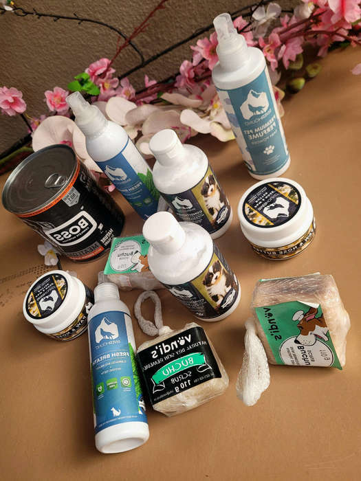 A Good Variety Of PET CARE Lot.  (Bid Per Lot)  BB: 2025/2024. See All Pics