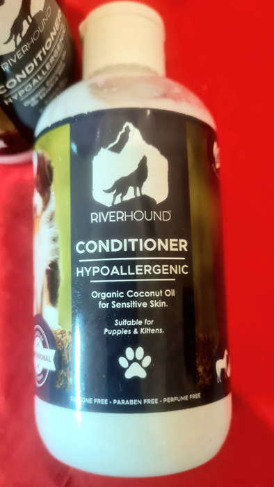 A Good Variety Of PET CARE Lot.  (Bid Per Lot)  BB: 2025/2024. See All Pics