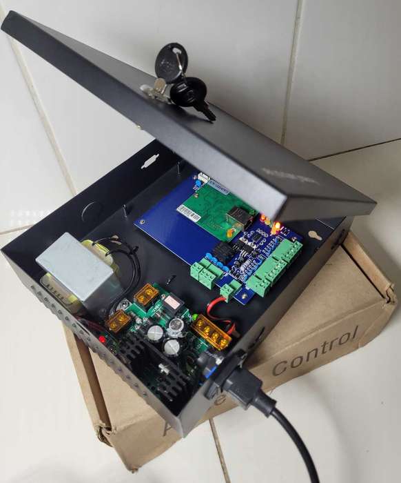 UNUSED..Access Control Box With Power Supply & A set Of Keys